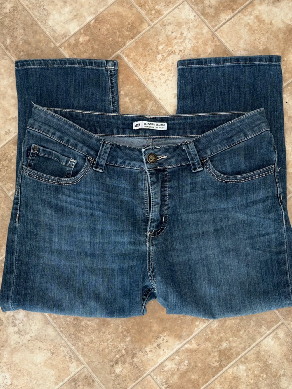 Lee Women's Straight Leg Skinny Low Rise Capri Jeans in Dark Blue Wash